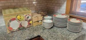 lot 507 image: HomeTrends Dinnerware 80pc Set