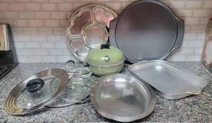 lot 510 image: Pizza Pan, Bun Warmer, Universal Lids and Calphlon lids, Relish Tray and Baking pan