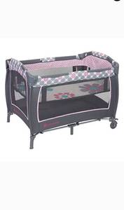 lot 47185 image: Baby Trend Lil Snooze Deluxe 2 Nursery Center, Daisy Dots