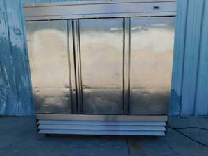 lot 1716 image: Jimex 3 Door Cooler