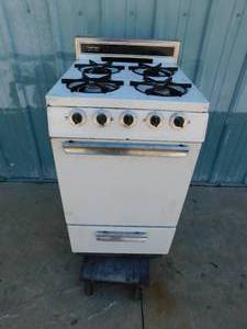 lot 1723 image: Hardwick 4 Burner Gas Stove wOven
