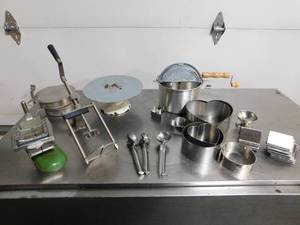 lot 1736 image: Large Lot of Misc. Bakeware