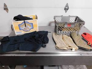 lot 1737 image: Lot of Aprons and Oven Mitts