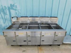lot 1724 image: Pitco 4 Bay Fryer wDump Station
