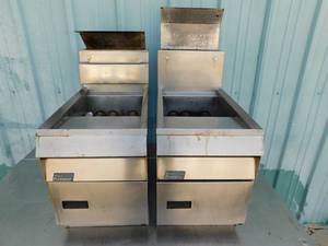 lot 1733 image: 2 Pitco Counter Top Fryers