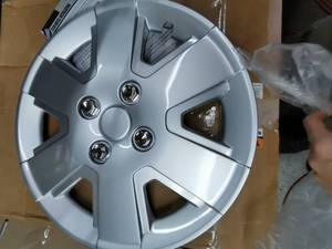 lot 1985 image: Dorman Silver Wheel Cap, 16 W
