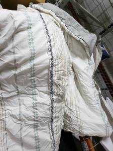 lot 8486 image: Twin Comforter and Pilllow Case Set