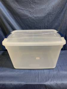 lot 38072 image: RubberMaid Storage Container With Lid