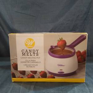lot 56122 image: Wilton Candy Melting Pot