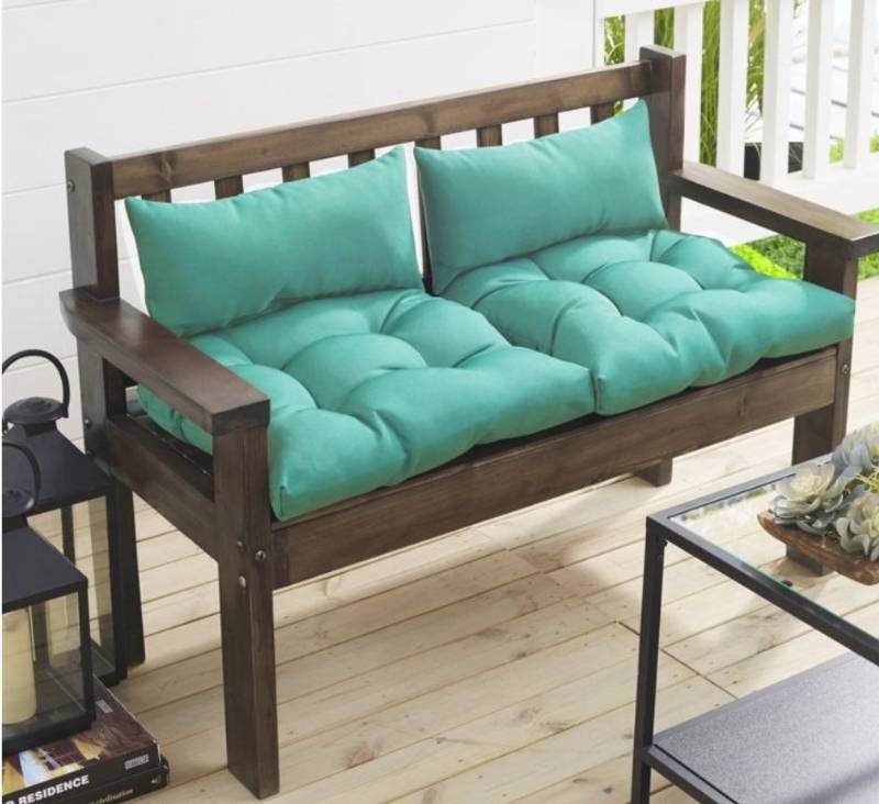 lot 40006 image: PEACOCK GREEN CUSHION SET