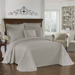 lot 10114 image: Historic Charleston King Charles Matelasse Bedspread