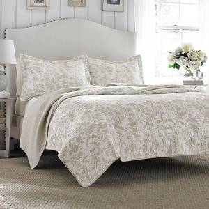 lot 10218 image: Laura Ashley Amberley Quilt Set, FullQueen Bedding