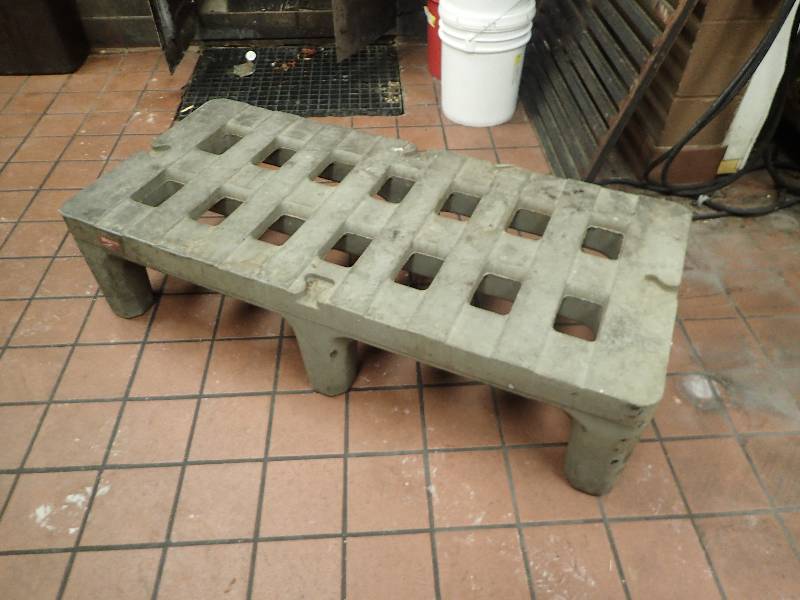 lot 2076 image: 48x22 Heavy Duty Dunage Rack