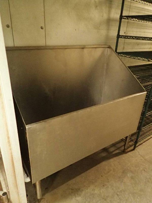 lot 2086 image: 50x30 Stainless Ice Bin