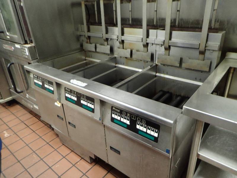 lot 2105 image: Pitco 65lbs Digital Control Deep Fryer