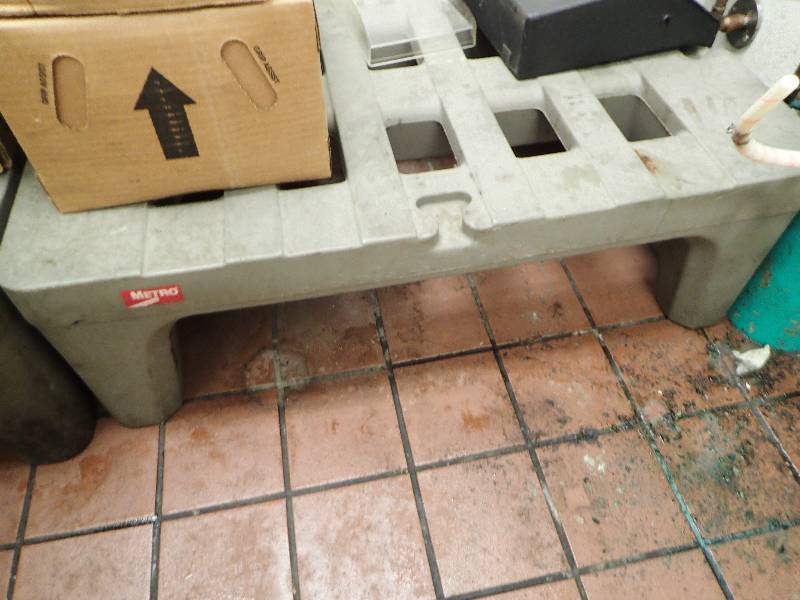 lot 2133 image: 48 Dunage Rack