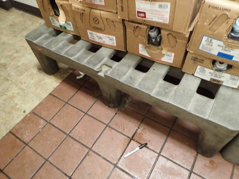 lot 2134 image: 60 Dunage Rack