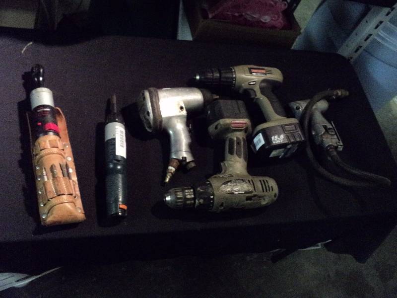 lot 5009 image: (6) ct lot tools (2) electric screw drivers wo chargers, (2) 2.6 volt drills w rechargeable batteries but without chargers, (2) pneumatic drills