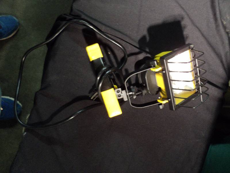 lot 5014 image: Small Clip Work light, needs bulb- indoor outdoor use