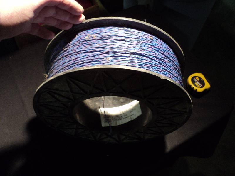 lot 5017 image: (1) roll 22 gauge frame wire violet & blue, approx 3500 feet