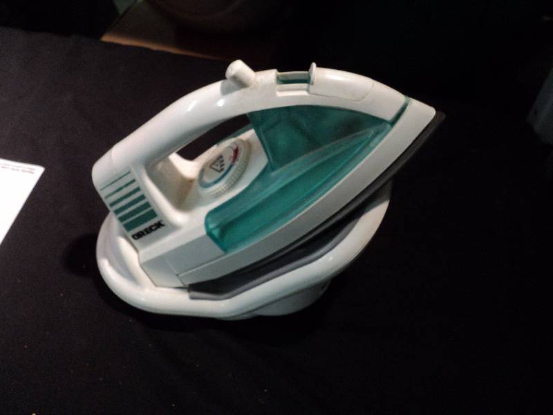 lot 5039 image: Oreck Iron with rest and hide-a -way cord for easy storage