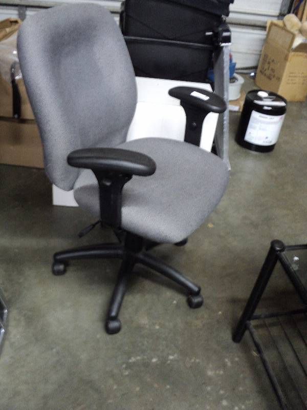 lot 5045 image: Hon Gray and Black rolling office chair, adjustable seat and arm rests