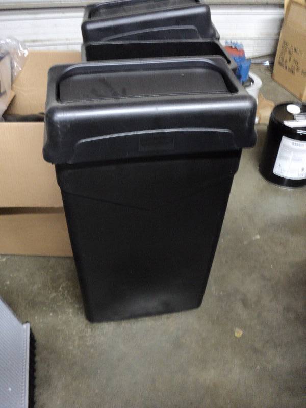 lot 5048 image: (1) Rubbermaid Commercial Products Slim Jim Trash Can FG267360, Black 32 can, 34 can w lid, 20 gallon