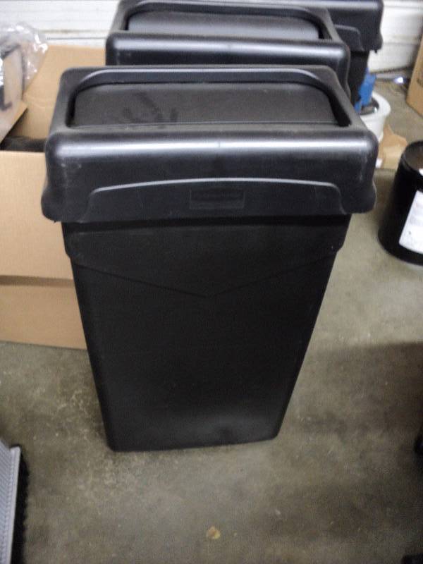 lot 5046 image: (1) Rubbermaid Commercial Products Slim Jim Trash Can FG267360, Black 32 can, 34 can w lid, 20 gallon