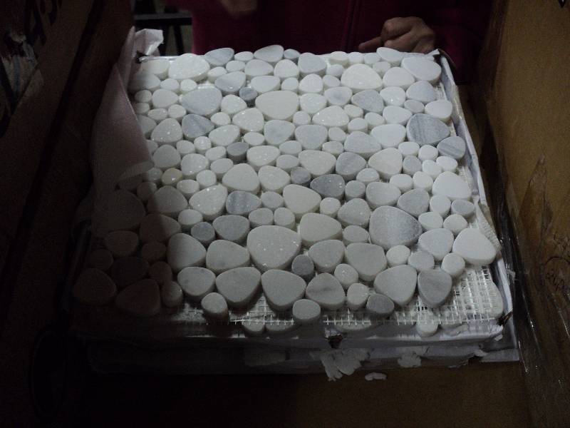 lot 5066 image: (12) sheets pebble tile Silver Velvet, each sheet is  305 mm x 305 mm x 8 mm