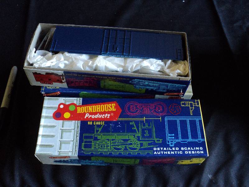 lot 5095 image: (5) ct. lot Roundhouse Products HO scale box cars- blue