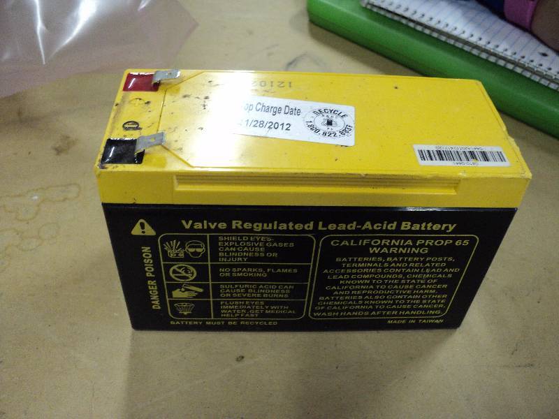 lot 5128 image: Gold Top HG rechargeable Battery  12 Volt