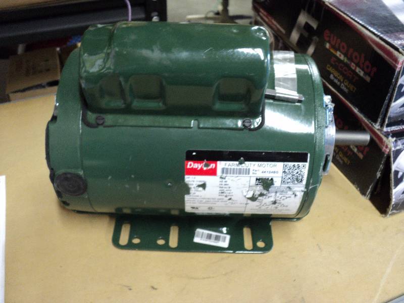 lot 5135 image: Dayton Farm Duty Motor 4K124BG Closed head 115-230 volt, 1 hp, 7.9 amp