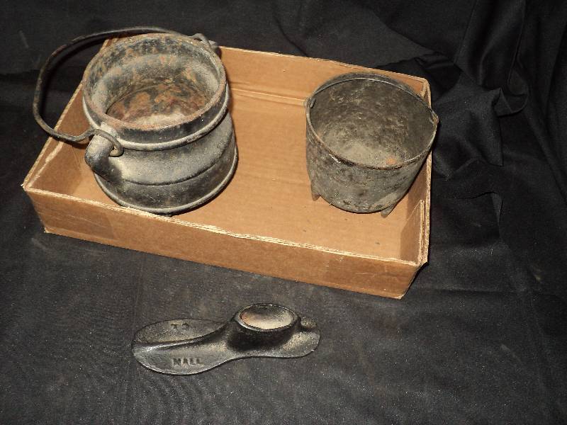 lot 5167 image: (2) small cast iron kettles and a childs size shoe anvil