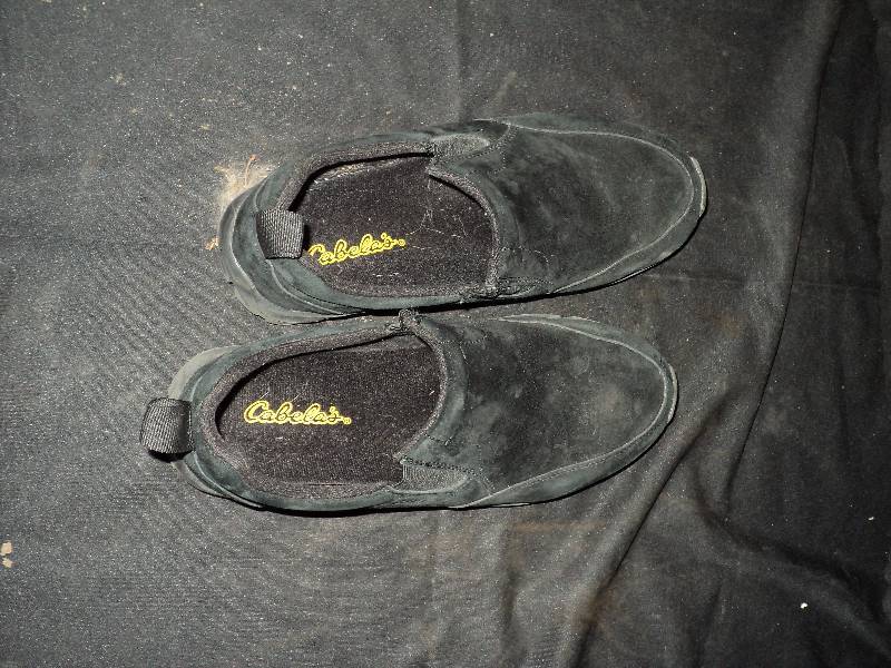lot 5172 image: Cabelas Womens Slip-on shoes 9M Black suede with rubber soles, used- very little wear