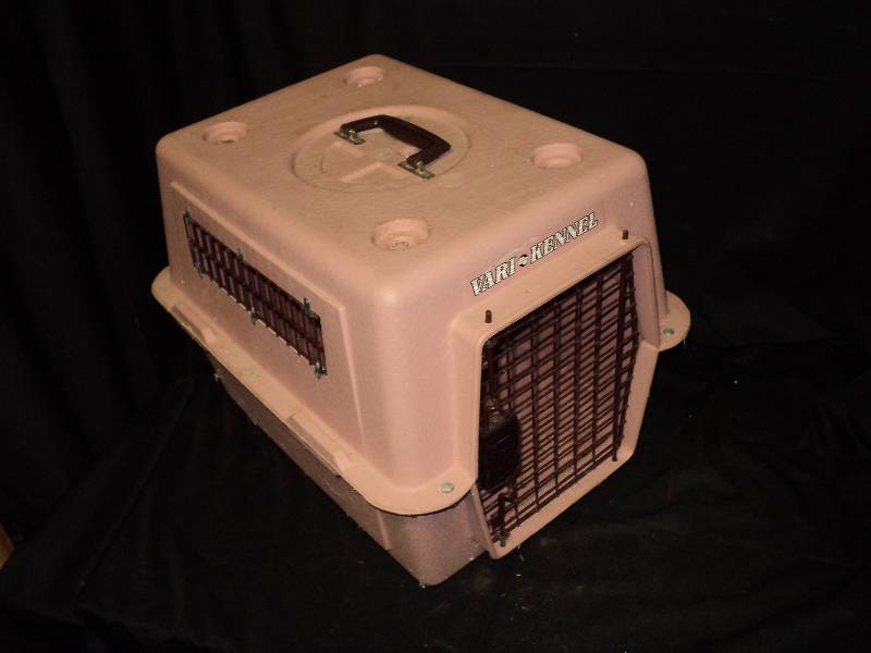 lot 5180 image: Vari-Kennel small pet carrier, pink 12L x 16W x 15T