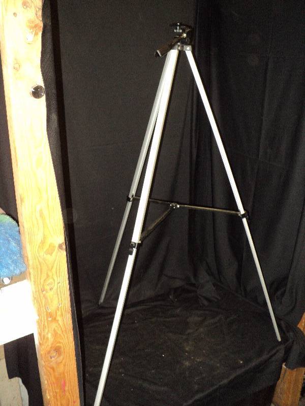lot 5183 image: adjustable camera tri-pod stand