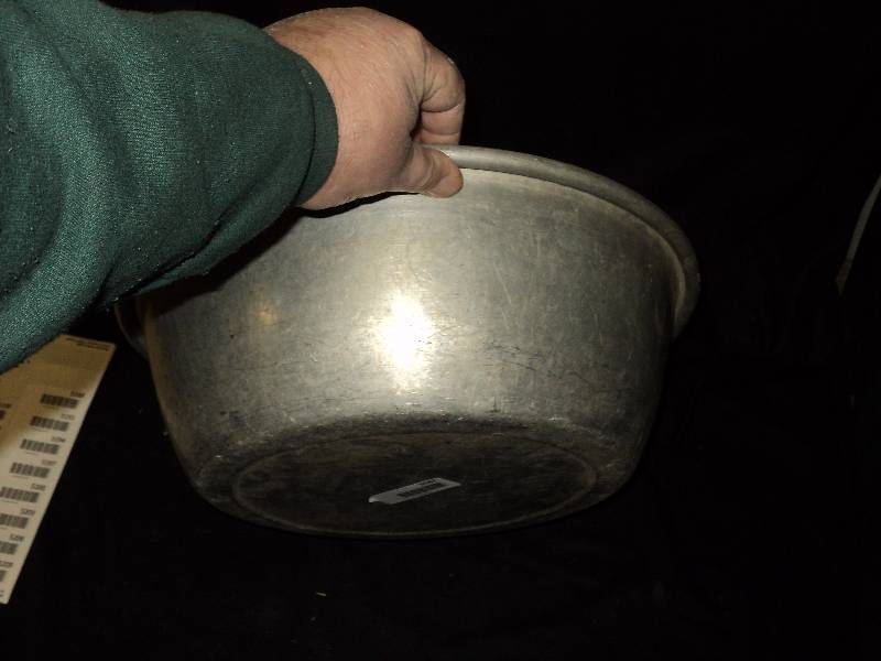 lot 5187 image: Large Aluminum Wash Basin, approx. 17 diameter x 5-12 deep, would make a great dog dish