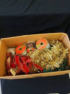lot 1942 image: lot of Christmas items