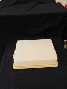 lot 1943 image: Tupperware cake keeper
