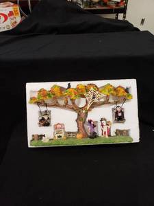 lot 1986 image: Halloween decor wbox