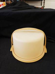 lot 2029 image: Tupperware cake saver