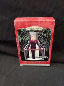 lot 2031 image: Star Trek Captain Kathryn Hallmark Ornament