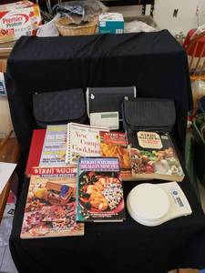 lot 2131 image: lot of Weight Watchers booksscales