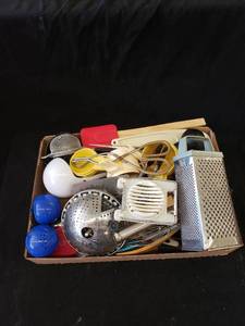 lot 2135 image: lot of kitchenware