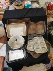 lot 2171 image: lotof baking pans