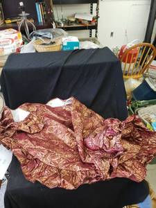 lot 2176 image: maroongold tree skirt
