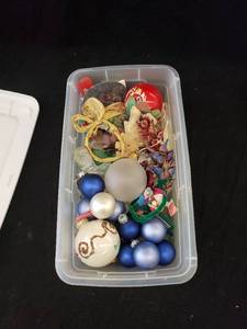 lot 2190 image: tote full of ornaments