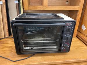 lot 4942 image: working toaster oven