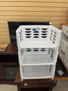 lot 4956 image: white stacking baskets