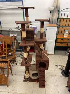 lot 4966 image: 6 foot tall cat house